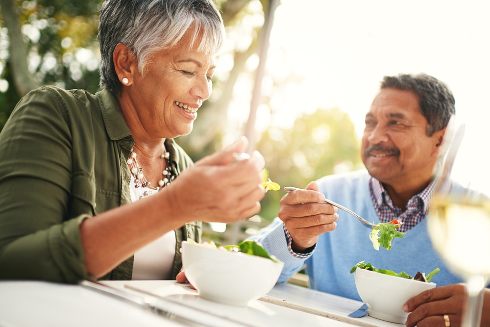 Couple eating salads - The Role of a Dietician Going Beyond Weight Loss and Nutrition Advice